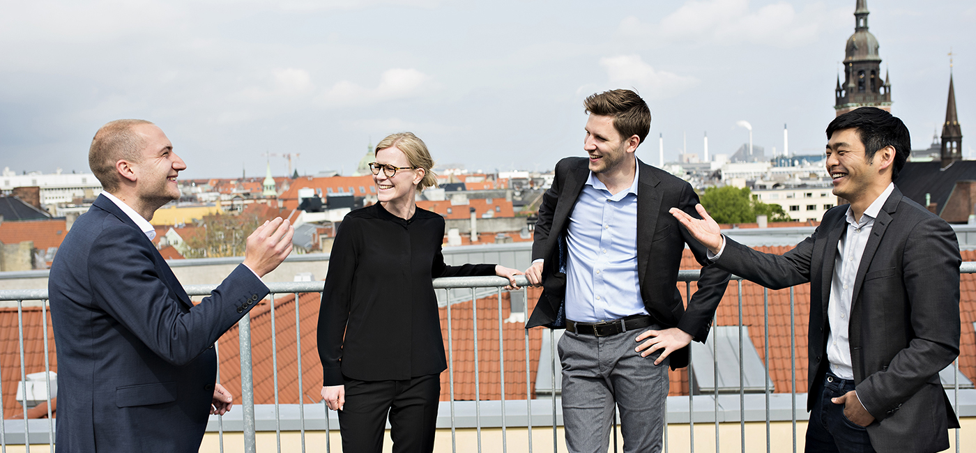 Konsulenter i IRIS Group på tagterrasse